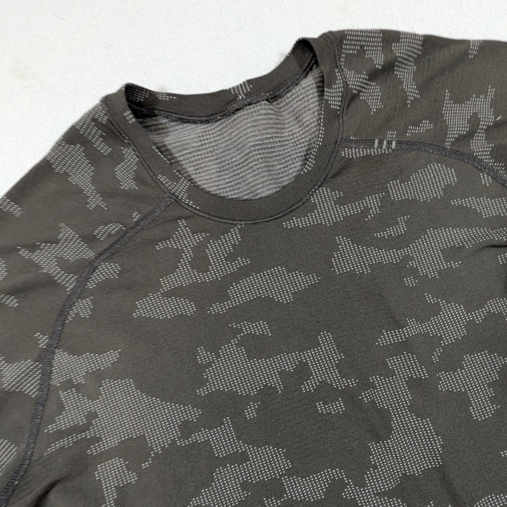 Lululemon Metal Vent Tech Shirt Mens Size M Black Camo Short Sleeve